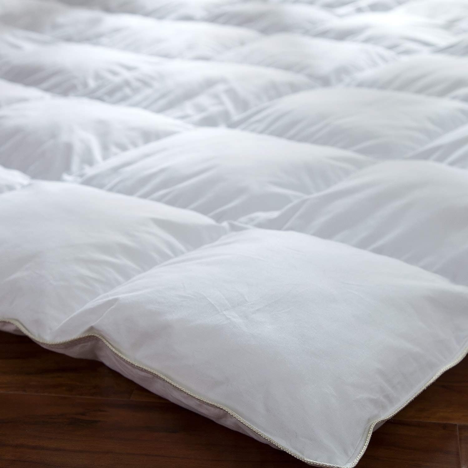 600-Thread-Count Egyptian Cotton Goose Down Comforter, 55 oz. Fill Weight, Baffle Box Design - Solid White (Queen Size)