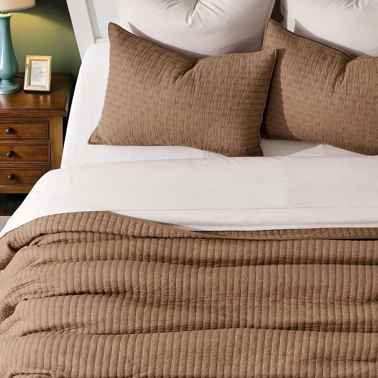 EVERGRACE Cross Stitch Pre-Washed Cotton Quilt Bedding Set Queen Size, Oversized 3 Pieces Lightweight Bedspread Coverlet for All Season, with 2 Matching Shams, Camel Brown, 92'x96'