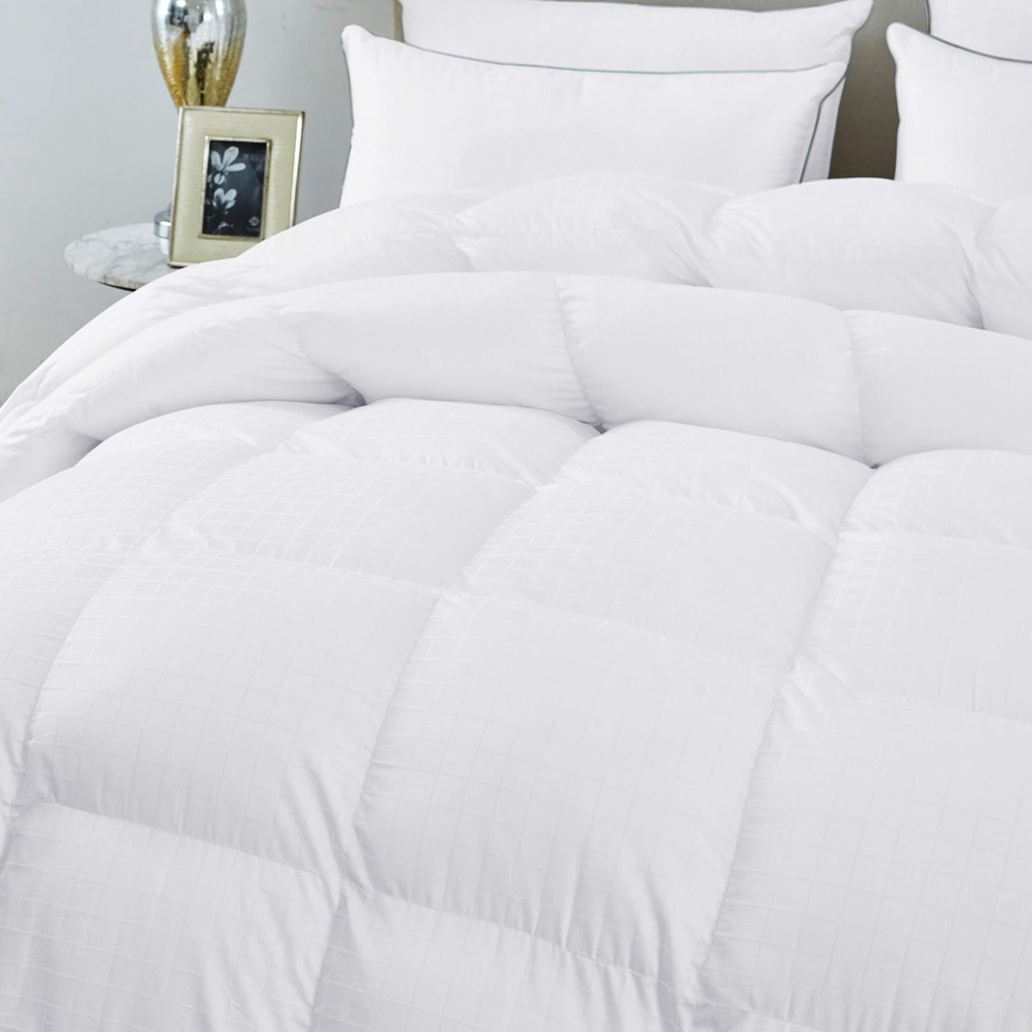 Luxurious All-Season King/California King Goose Down Comforter Duvet Insert, Exquisite Dobby Checkered Design, 300 Thread Count 100% Egyptian Cotton, 65 oz Fill Weight, Baffle Box, White