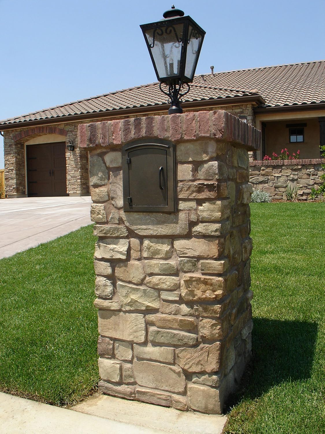 MAN-1400-BZ Not Applicable Manchester Column Mount Rust Free Cast Aluminum Mailbox 'Plain Door' in Bronze